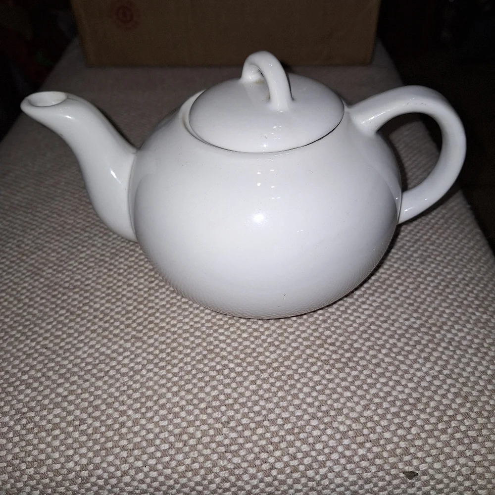 Himark ceramic coffee/tea pot in excellent condition.